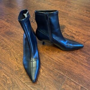 New UNISA Black Faux Leather Kitten Heel Pointed Toe Ankle Boots (NWT) Size 6.5